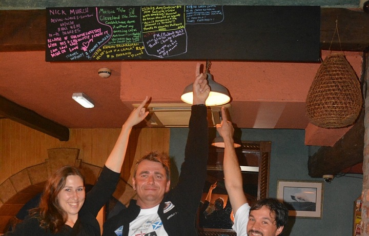 Bar Pier 36 v Donaghadee, všichni přemožitelé Severního kanálu se tam zvěční na černé tabuli. Na fotografii je Jaroslavův tým - otužilec a dálkový plavec Michal Pohořelý, profesionální fotografka Markéta Pohořelá.