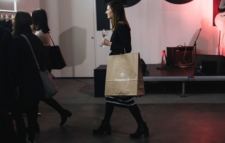 Někteří hosté odcházeli s taškami