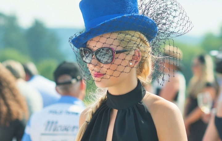 Extravagantní klobouky součástí akce