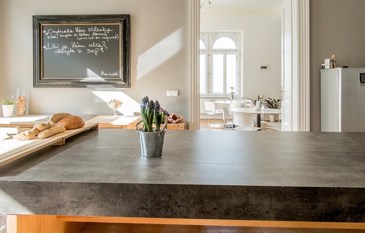 Tančící kuchyně s pohledem do tančírny