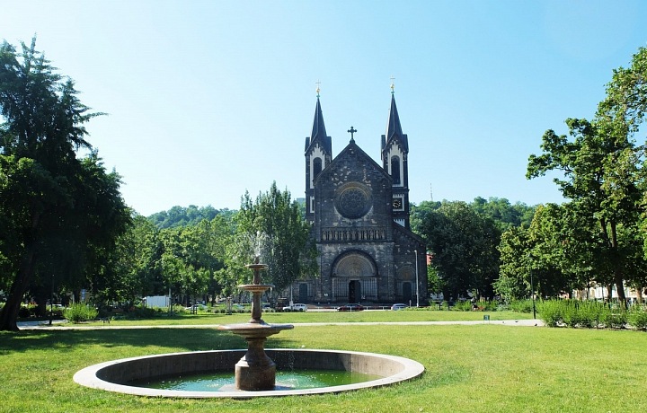 Kostel dominantou Karlínského náměstí