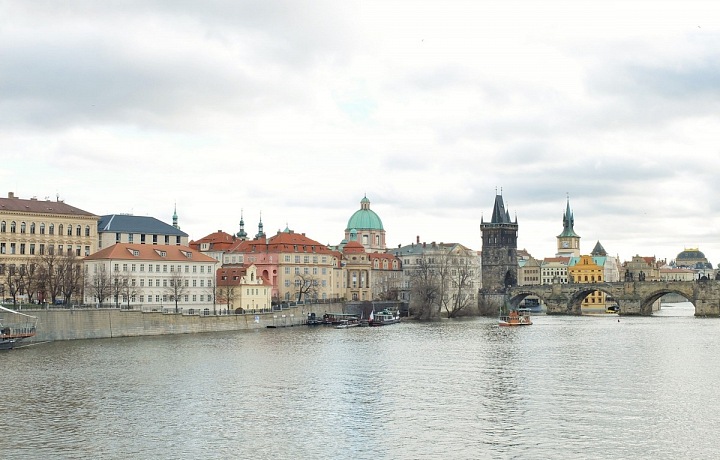 Alšovo nábřeží směrem ke Karlovu mostu