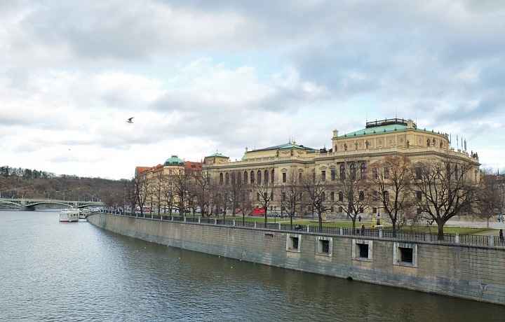 Alšovo nábřeží na straně u Rudolfina