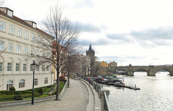 Alšovo  nábřeží