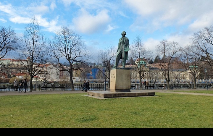 Socha Mánesa u Rudolfina