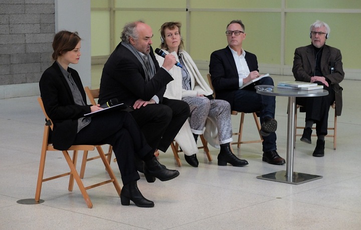 Katharina Grosse, třetí zleva