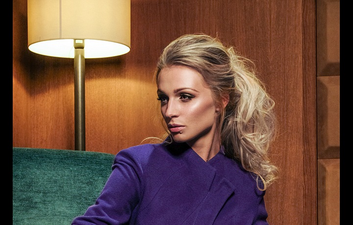 Výrazné barvy se nosí.