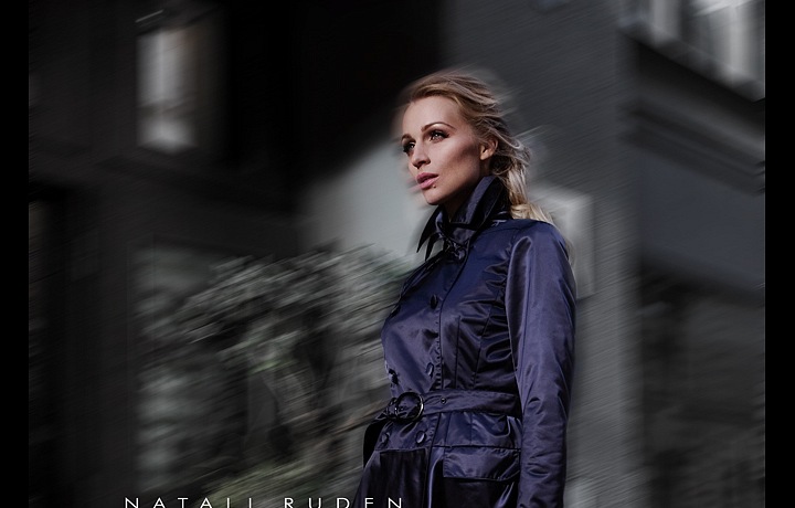 Luxusní lesklé materiály jsou trendy. 