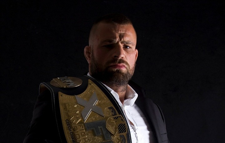 Vémola je rád středem pozornosti.