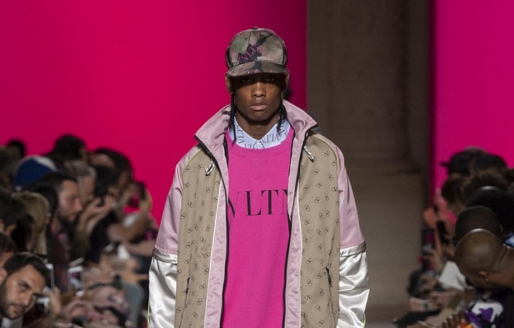 Trendy mikina Valentino nemá chybu