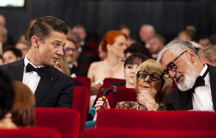 Jeremy Renner, Zaoralová, Bartoška