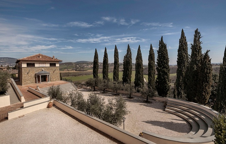 Nově vystavěné divadlo