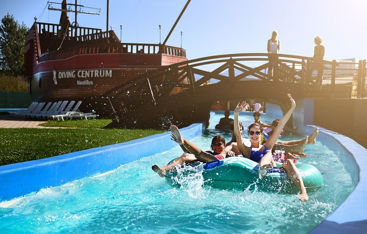 Vodní atrakce jsou zde i pro dospělé.