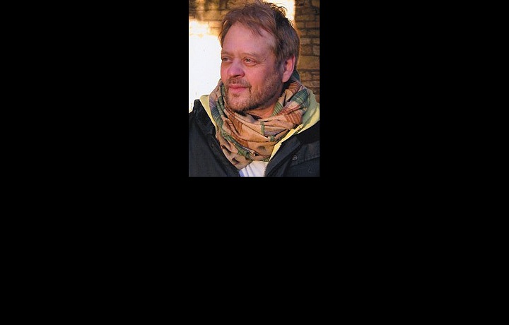 E.J. Taylor se věnuje umění od dětství. 