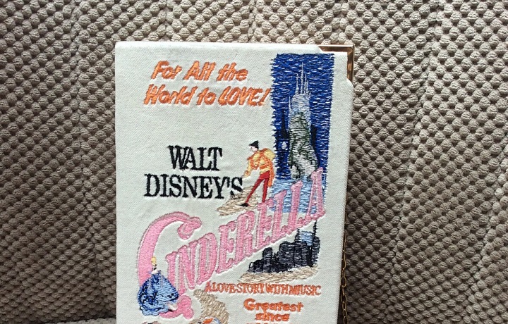 Kabelka ve formě knihy Popelka