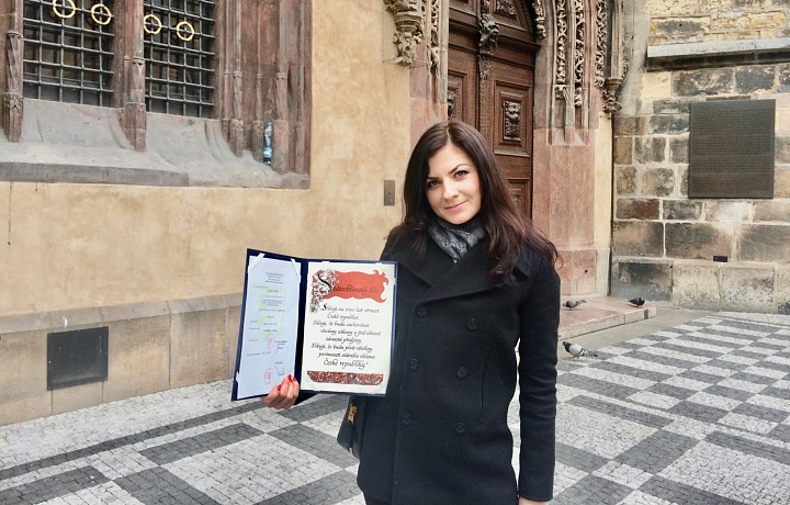 Eleně bylo uděleno státní občanství České republiky.