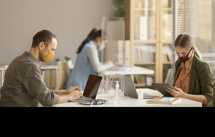 Roušky se objevovaly i v zaměstnání