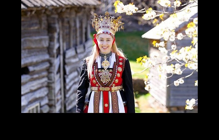 Pokud ženich během hostiny vstane a odejde na toaletu, všichni muži okamžitě využijí příležitosti políbit nevěstu