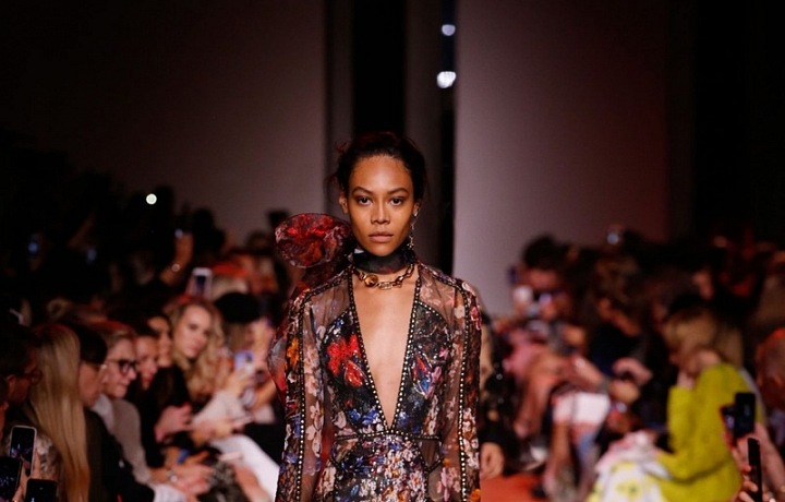 Luxusní květinové róby nemají chybu