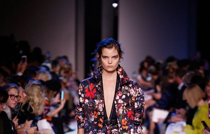 Luxusní květinové róby nemají chybu