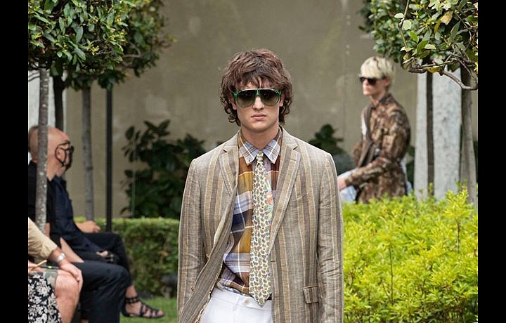 Muž v bílých kalhotách a saku Etro