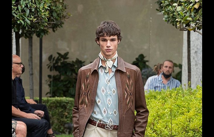 Muž v béžových kalhotách a kožené bundě Etro