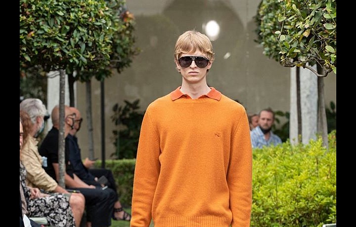 Muž v oranžovém svetru a kalhotách Etro