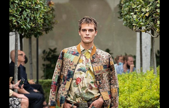 Muž v džínách a barevné bundě Etro