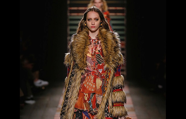 Sbírku tvoří luxusní kabáty a kožichy