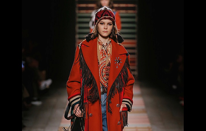 Sbírku tvoří luxusní kabáty a kožichy