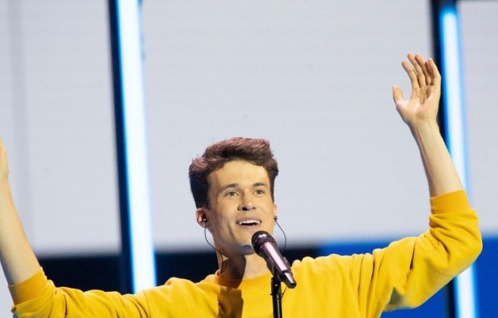 Na Eurovizi v mikině od sestry. 