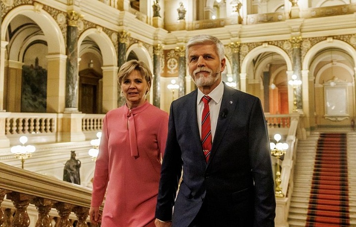 Do divadla zvolila decentní lososové šaty.