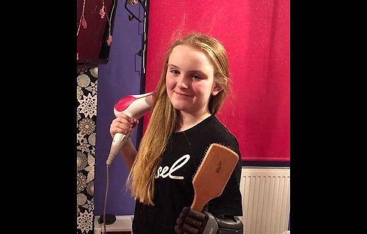 Evie si konečně může pořádně vyfénovat sama vlasy. 