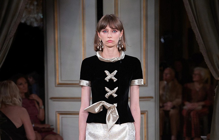 V kolekci se hojně objevuje lesk