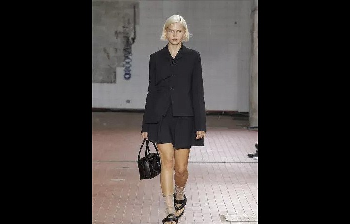 Černý minimalismus Jil Sander