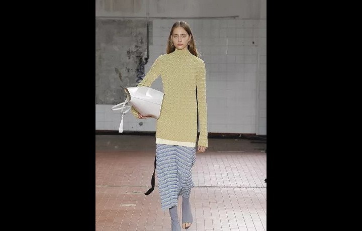 Vedle černé s bílou se objevuje i modrá