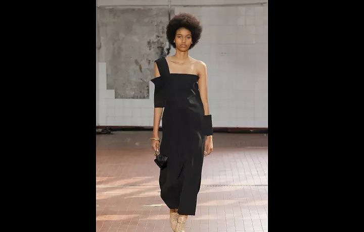 Černý minimalismus Jil Sander