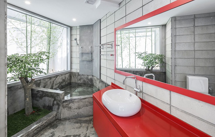 Interiér a strom v koupelně