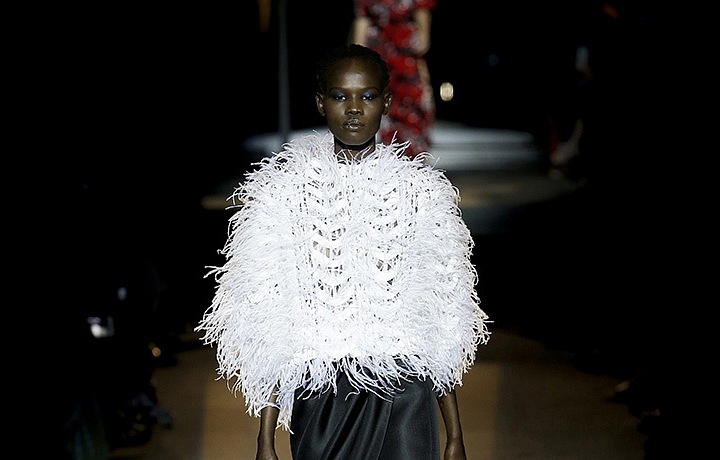 Luxusní a pompézní šaty.