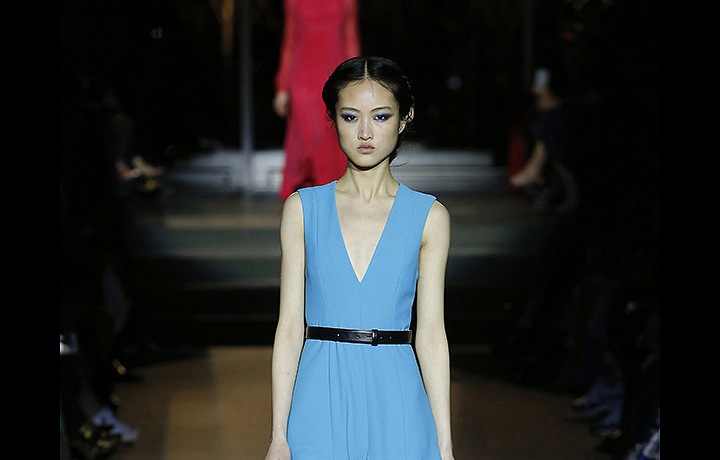 Luxusní a pompézní šaty.