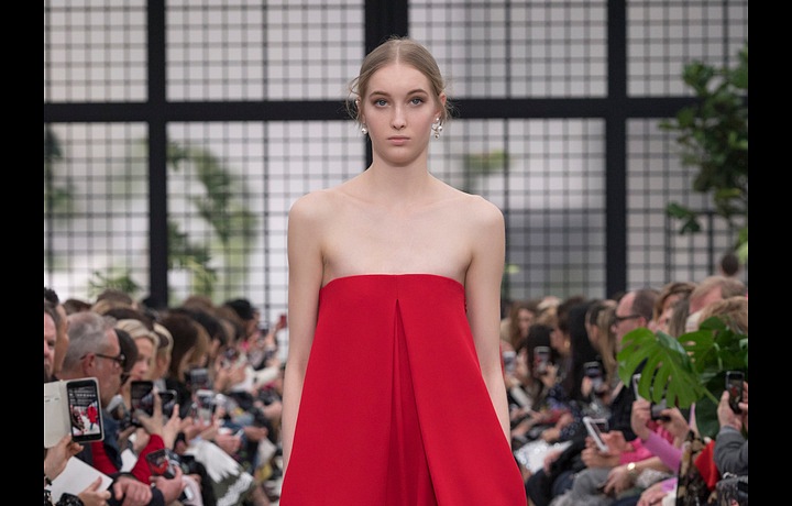 Valentino volí pro FW 2018 zářivé barvy