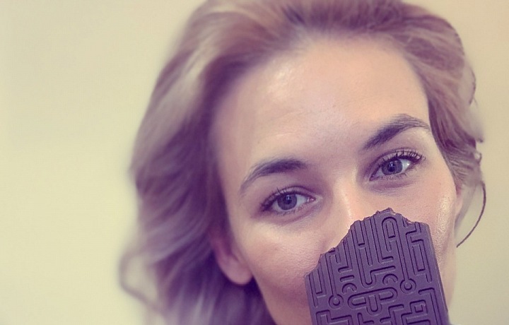 Šárka spořádá čtyři tabulky čokolády denně. 