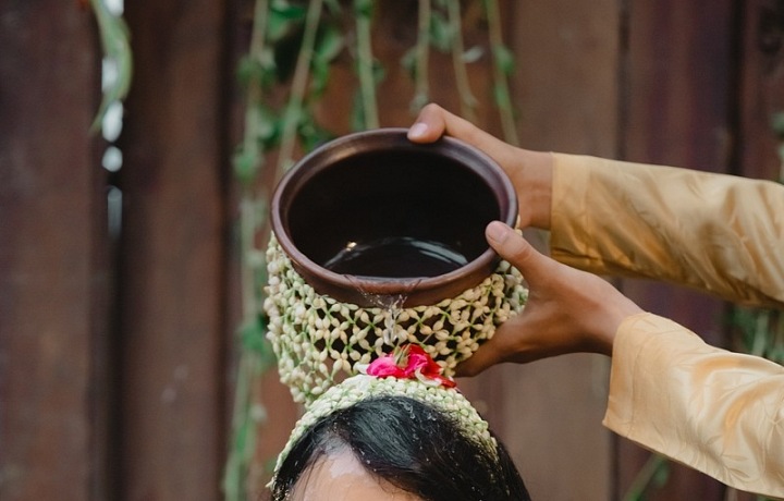 Siraman znamená „vykoupat se“. V rámci svatebních příprav to pro novomanželský pár znamená očistit svá těla i duše