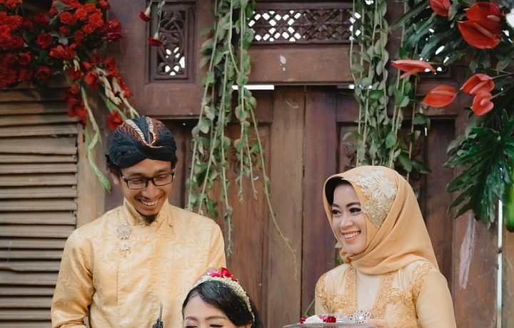 Siraman znamená „vykoupat se“. V rámci svatebních příprav to pro novomanželský pár znamená očistit svá těla i duše