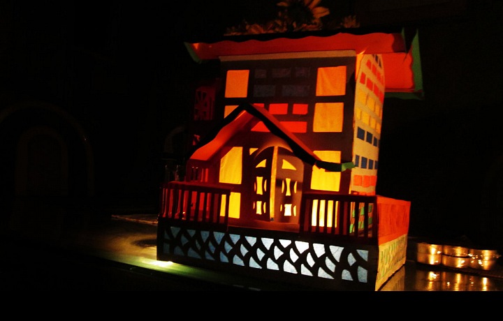 Různé lampiony jsou vyrobeny z kartonů nebo papírových krabic slepených dohromady do nejrůznějších tvarů