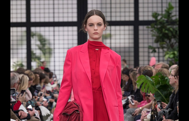 Valentino volí pro FW 2018 zářivé barvy
