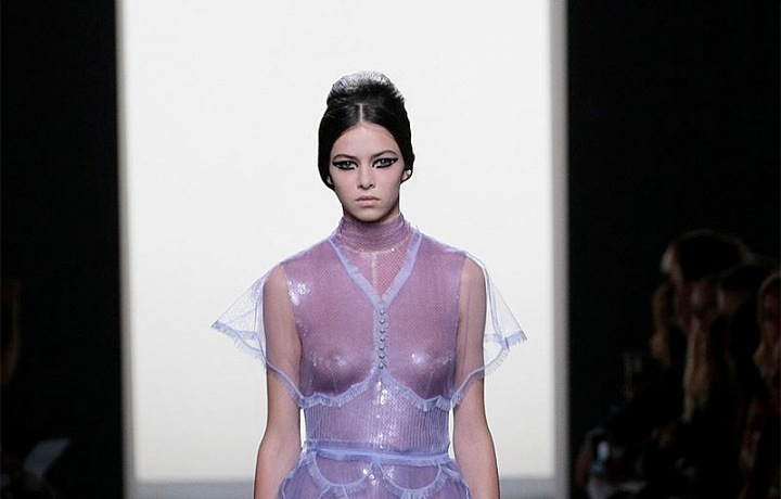 Kolekce je plná transparentních materiálů