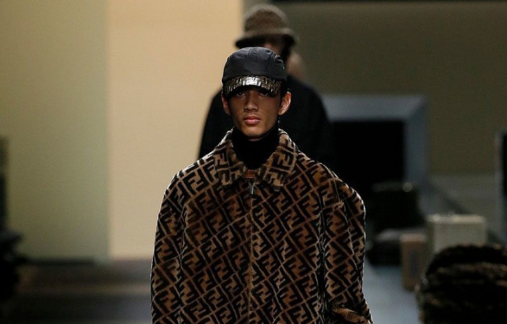 Logo Fendi zdobí řadu modelů