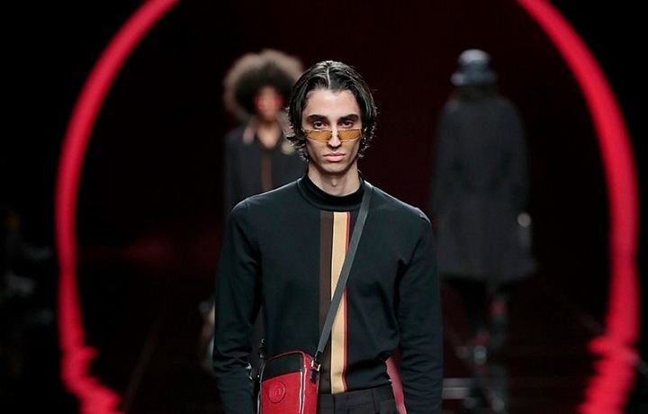 Přehlídku otevřela vlna černých modelů