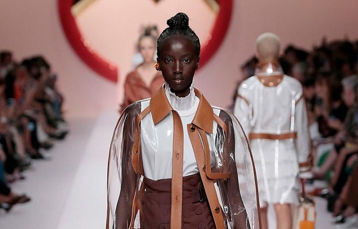 Karl Lagerfeld sáhl také po PVC